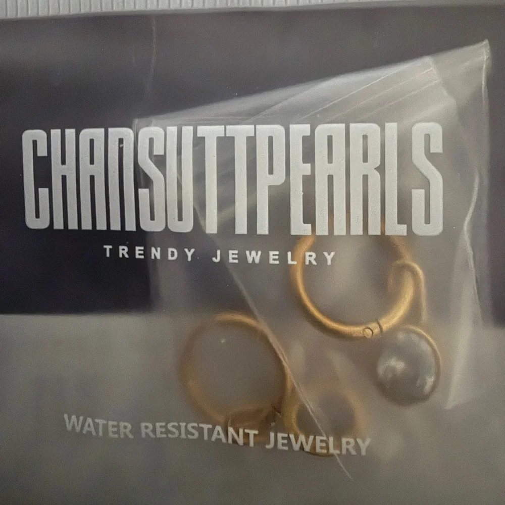 NWT Chansuttpearls Hazel Earrings-gold Huggie Earrings - Picture 2 of 2